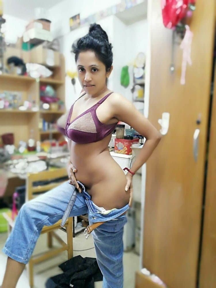 Click to view full size Sri Lankan Teacher Having Affairs with Students and Having Fun via Video Calls (English Audio)