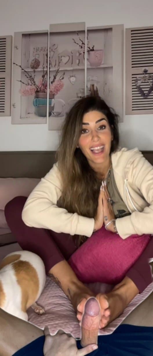 a horny beautiful italian mature woman shows her sexy soles and feet on tik tok. Those are hot footj