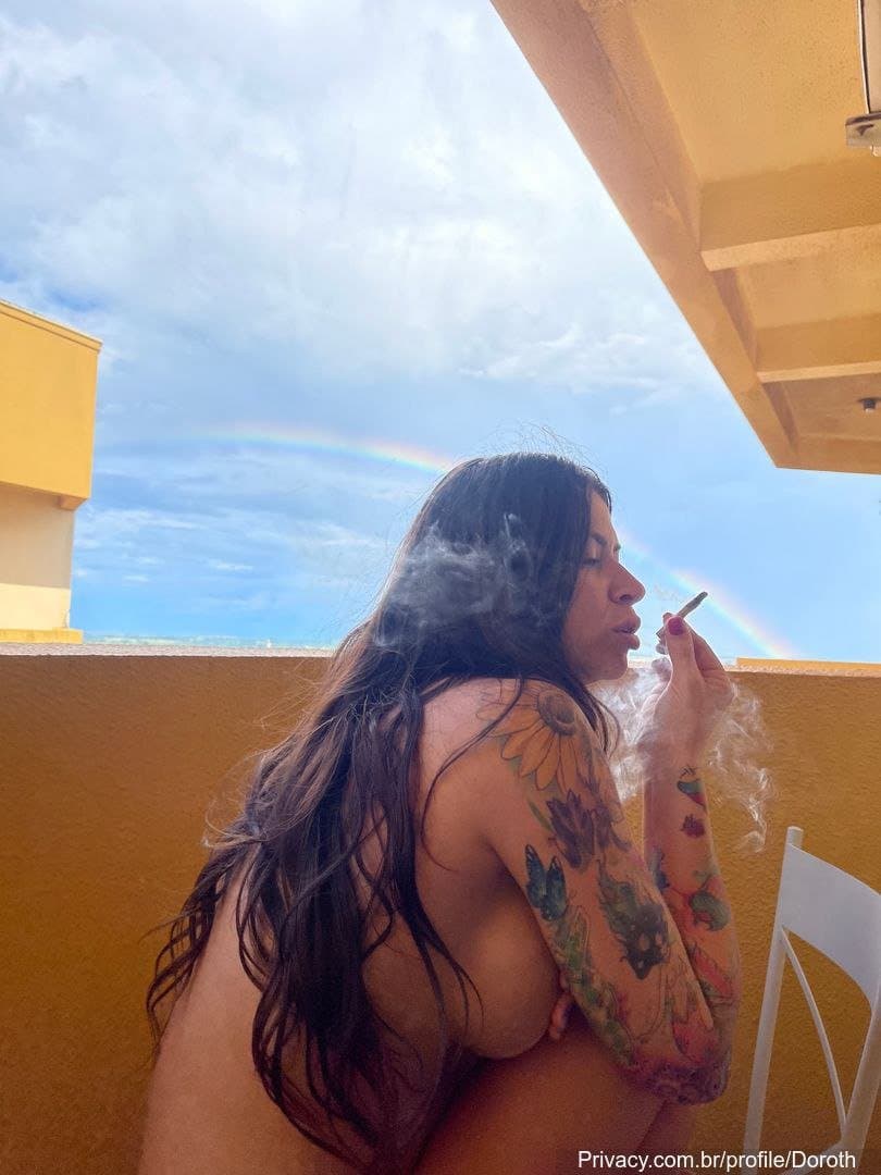 Vazou MC pipokinha fumando um baseadin