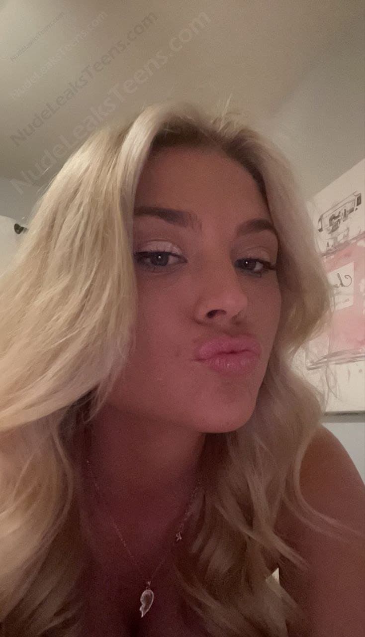 famous blonde tiktoker leaked showing off her nude body and playing with her pussy