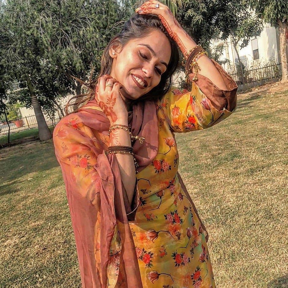 Beautiful punjabi girlfriend seducing her boyfriend with her naughty pictures and mms