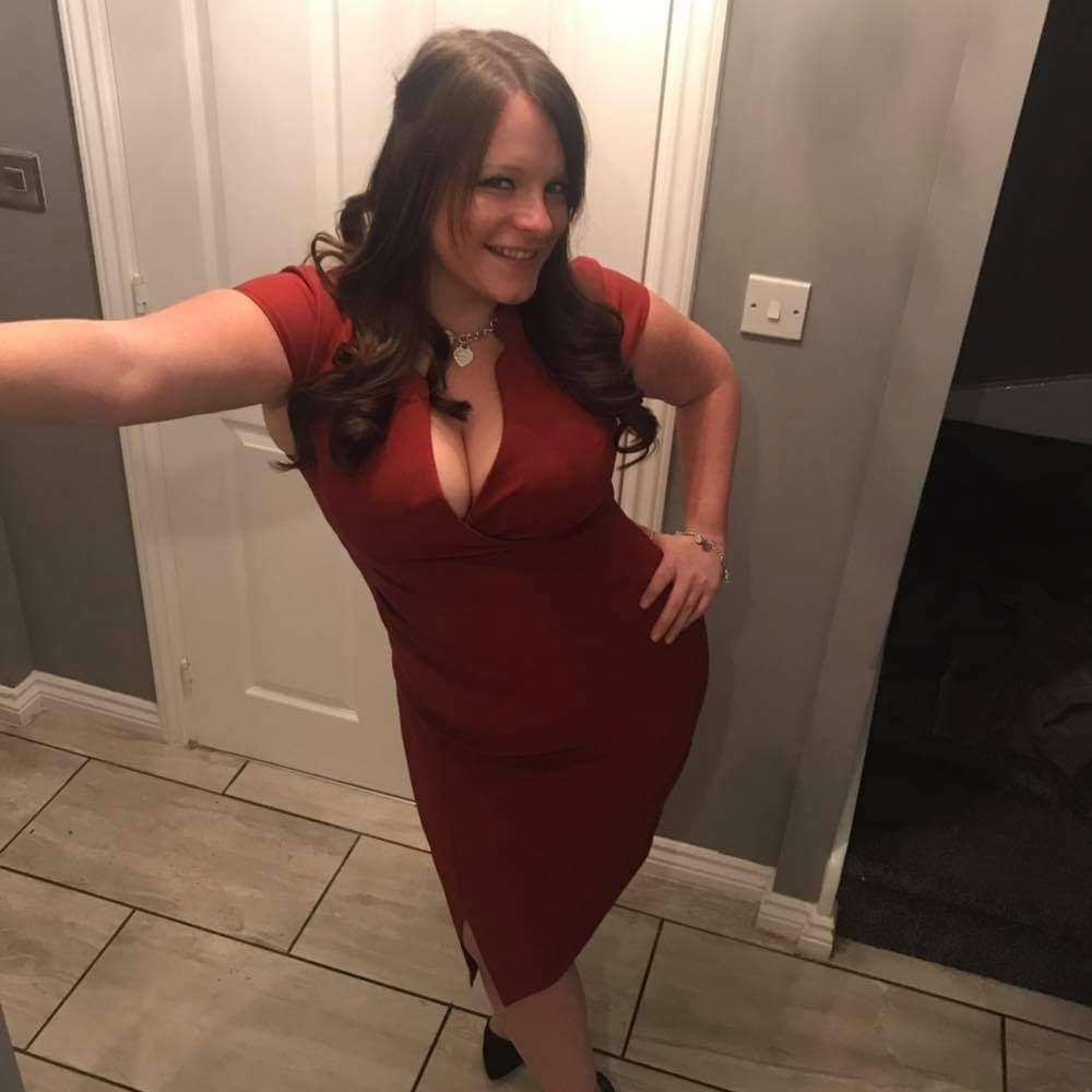 British MILF teases me with her feet