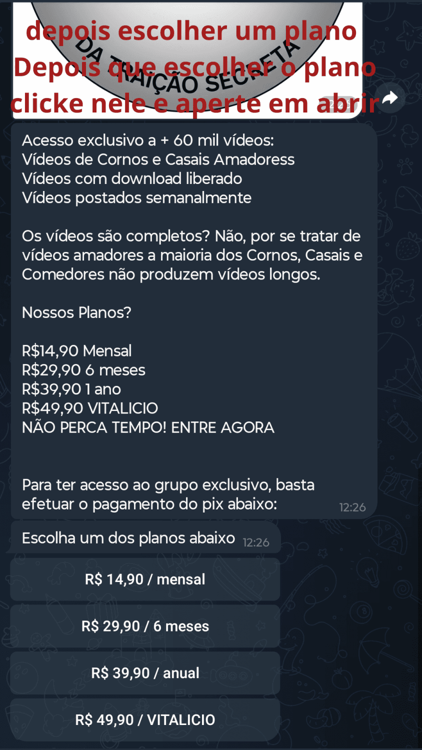 Corno chama os amigos para a sua casa, para toda vez que senta no sofá, lembra da namorada dando