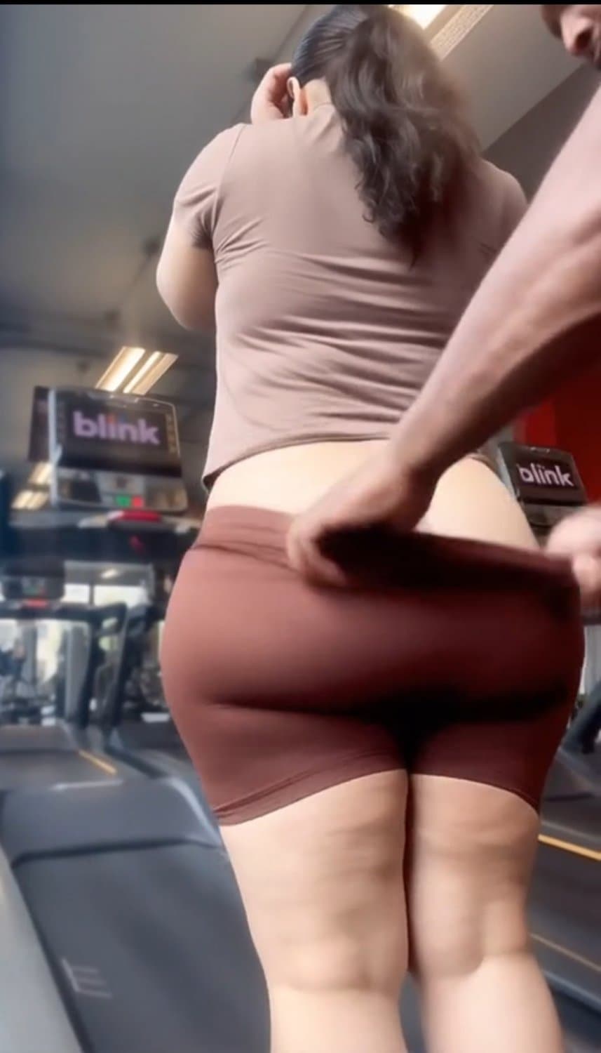 Latina with a perfect ass lets her personal trainer lick her ass