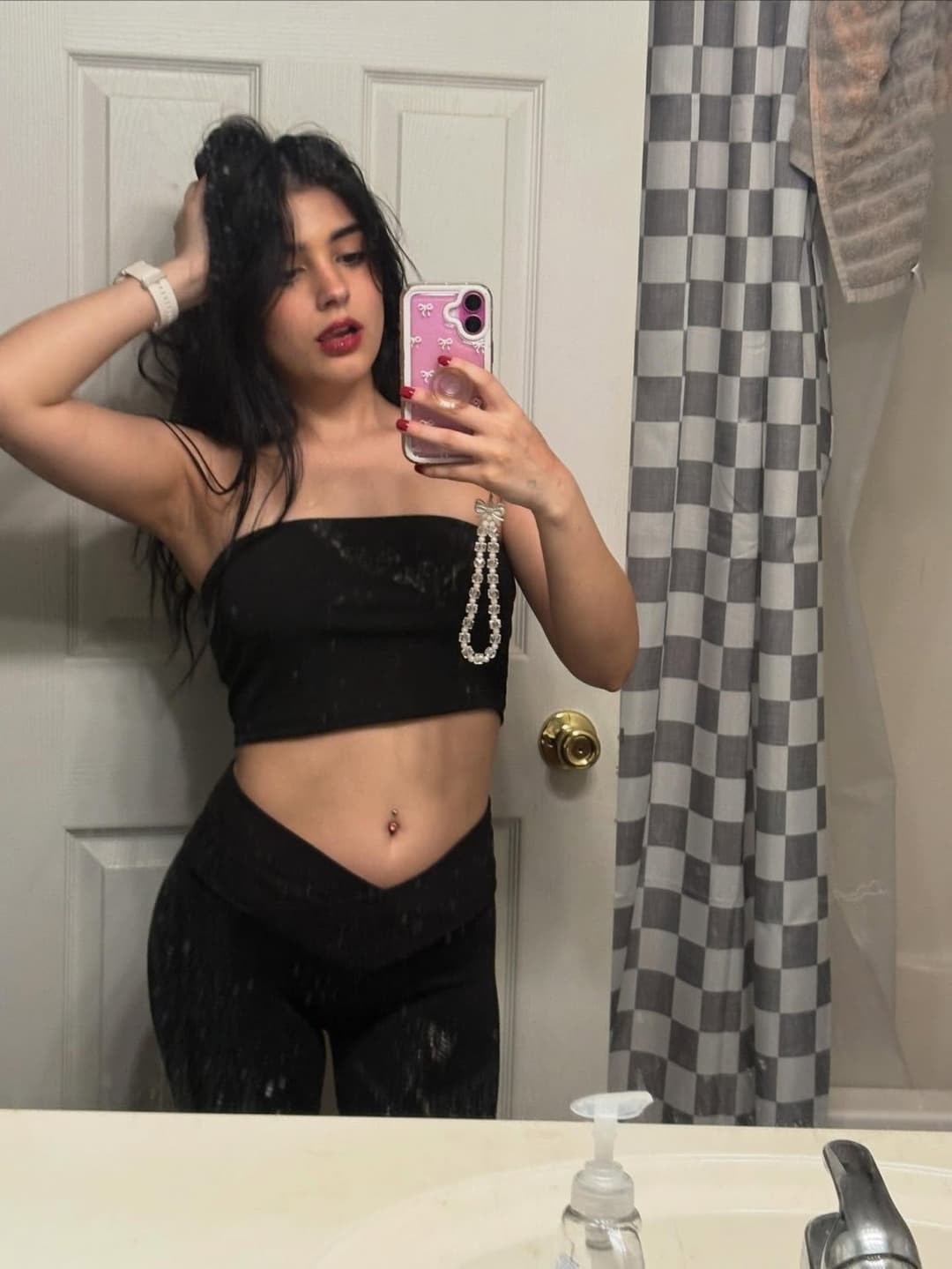 White emo slut is a dirty slut and spreads her pussy