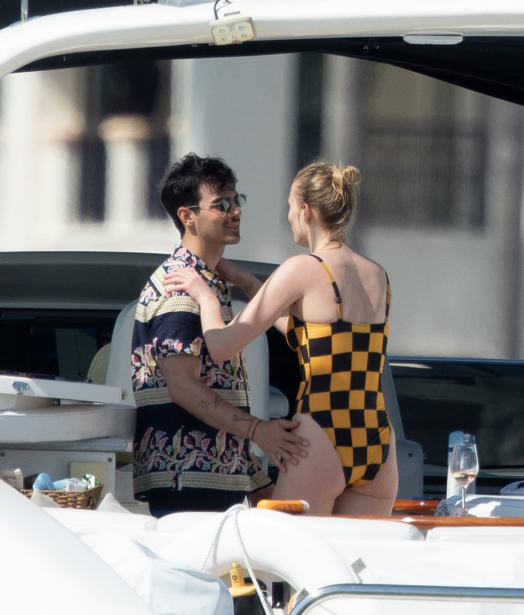 Game of thrones actress Sophie Turner flashes tits on beach.