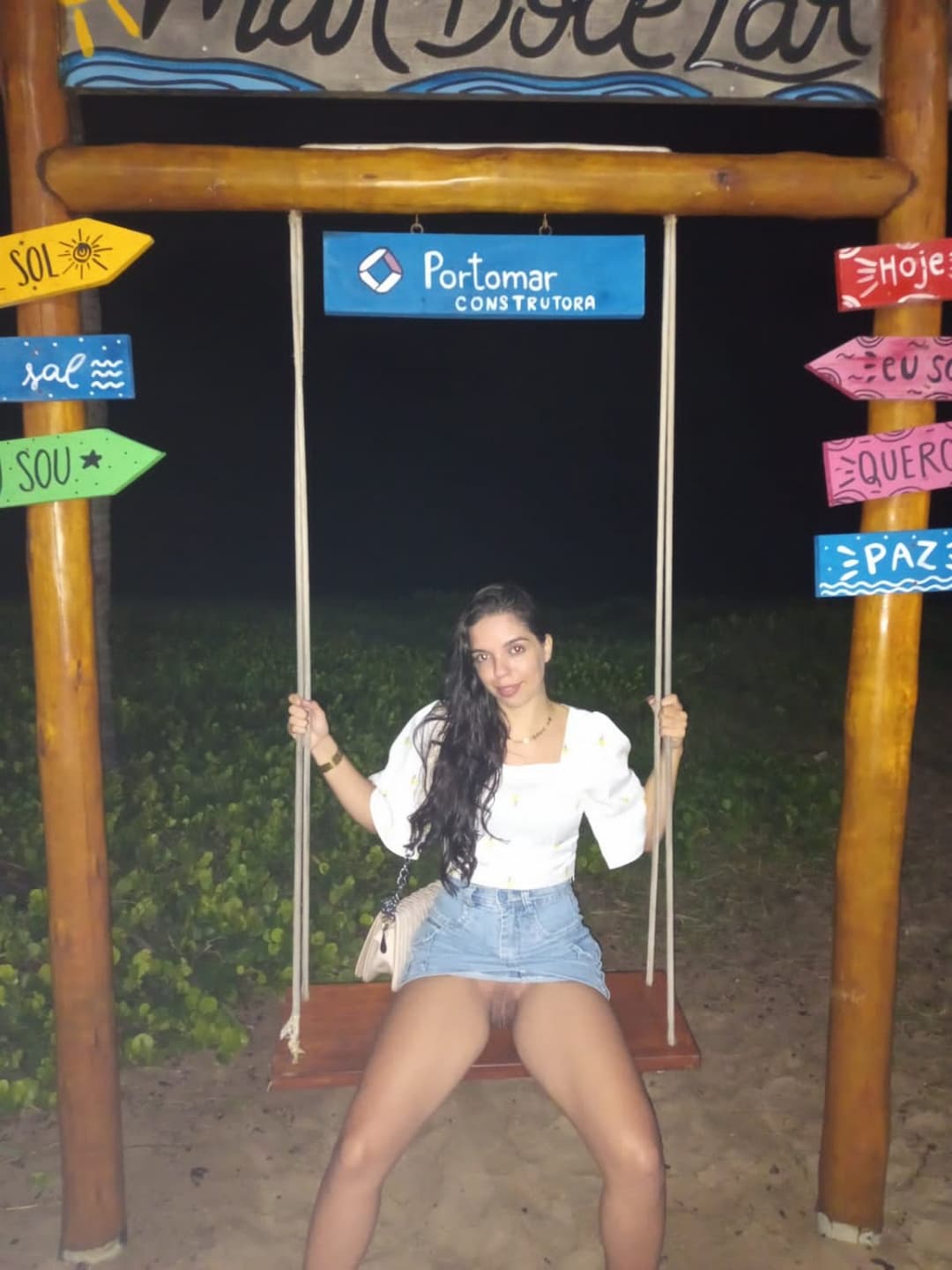 Magrinha sem calcinha em público