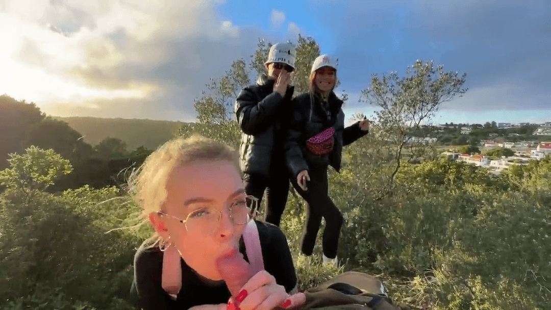 LE ESTABA HACIENDO UN PETE EN EL CAMPO, CUANDO APARECE UNA PAREJA Y LE PIDEN UNA FOTO CONMEMORATIVA!