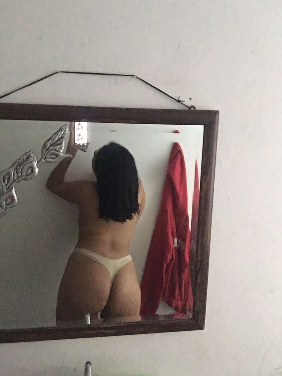 Click to view full size Otros de la morra tetona de pezones grandes y perforados es una perraga de vagina morena