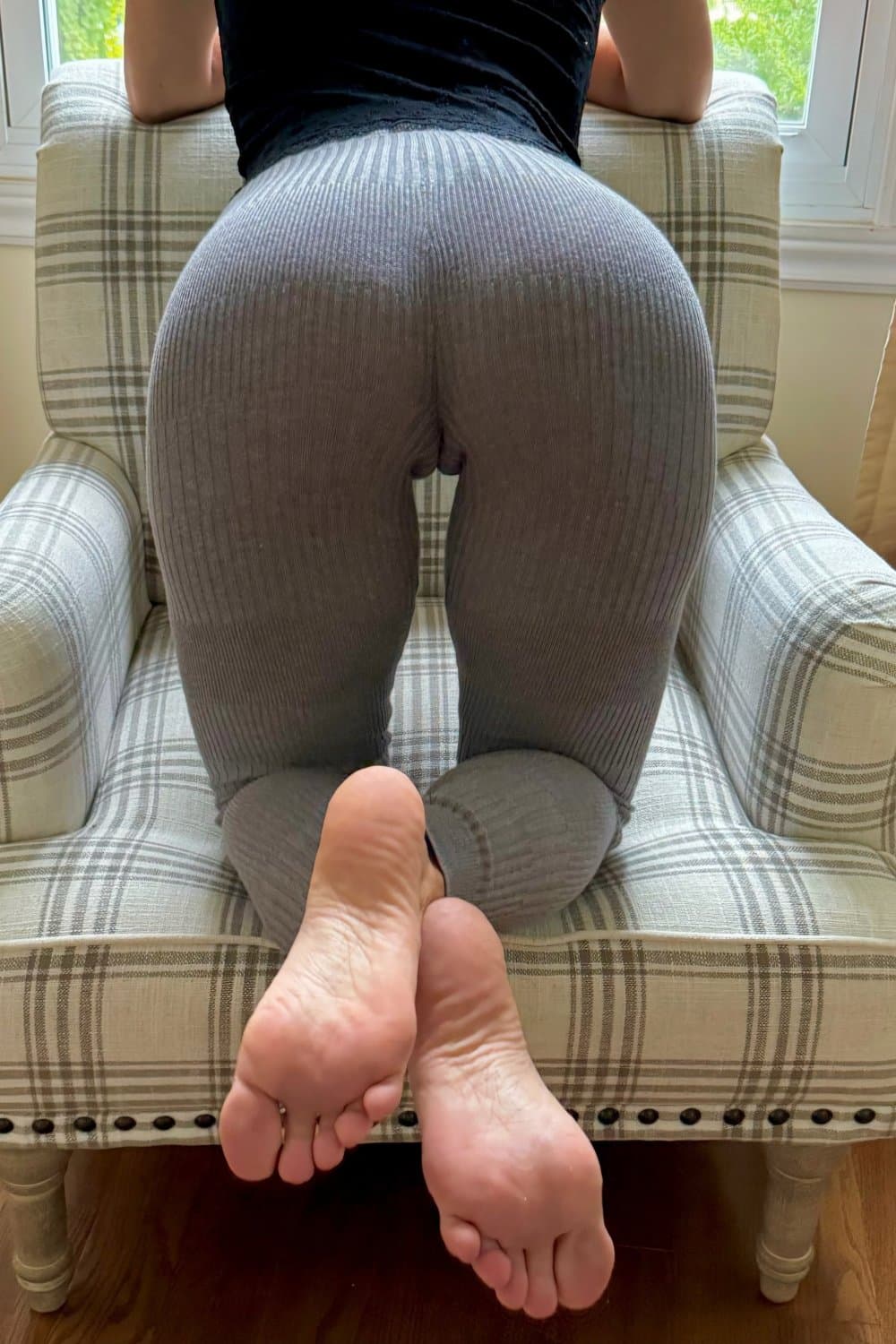 My Moms Cameltoe from behind