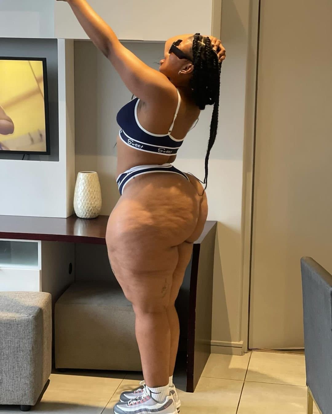 @Ms_Egbfun hourglass pear-shaped South African ass