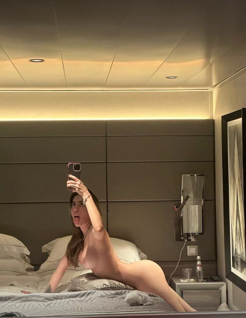 Flaca latina hermosa rubia con ricas tetas y culo delicioso caliente putita masturbandose