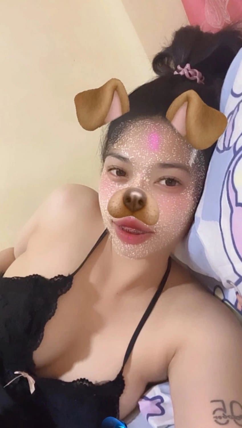 Beautiful and plump showing off her naked body