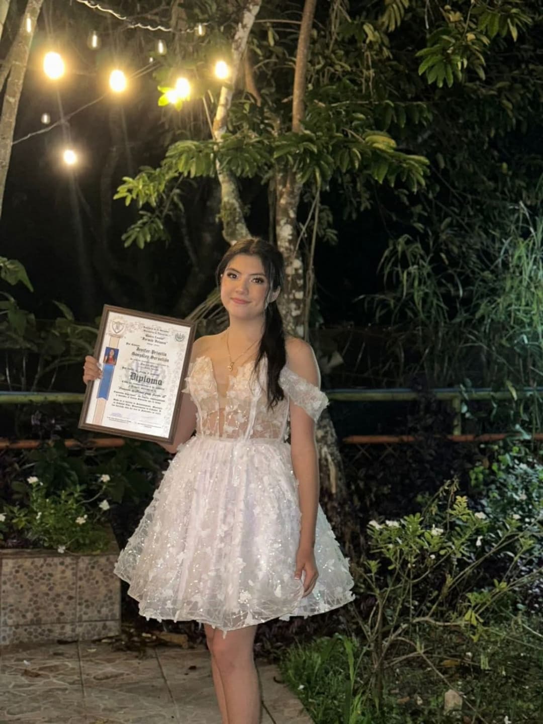 Click to view full size Priscila, la putita y reina de muchas pajas se graduó, como la felicitarias