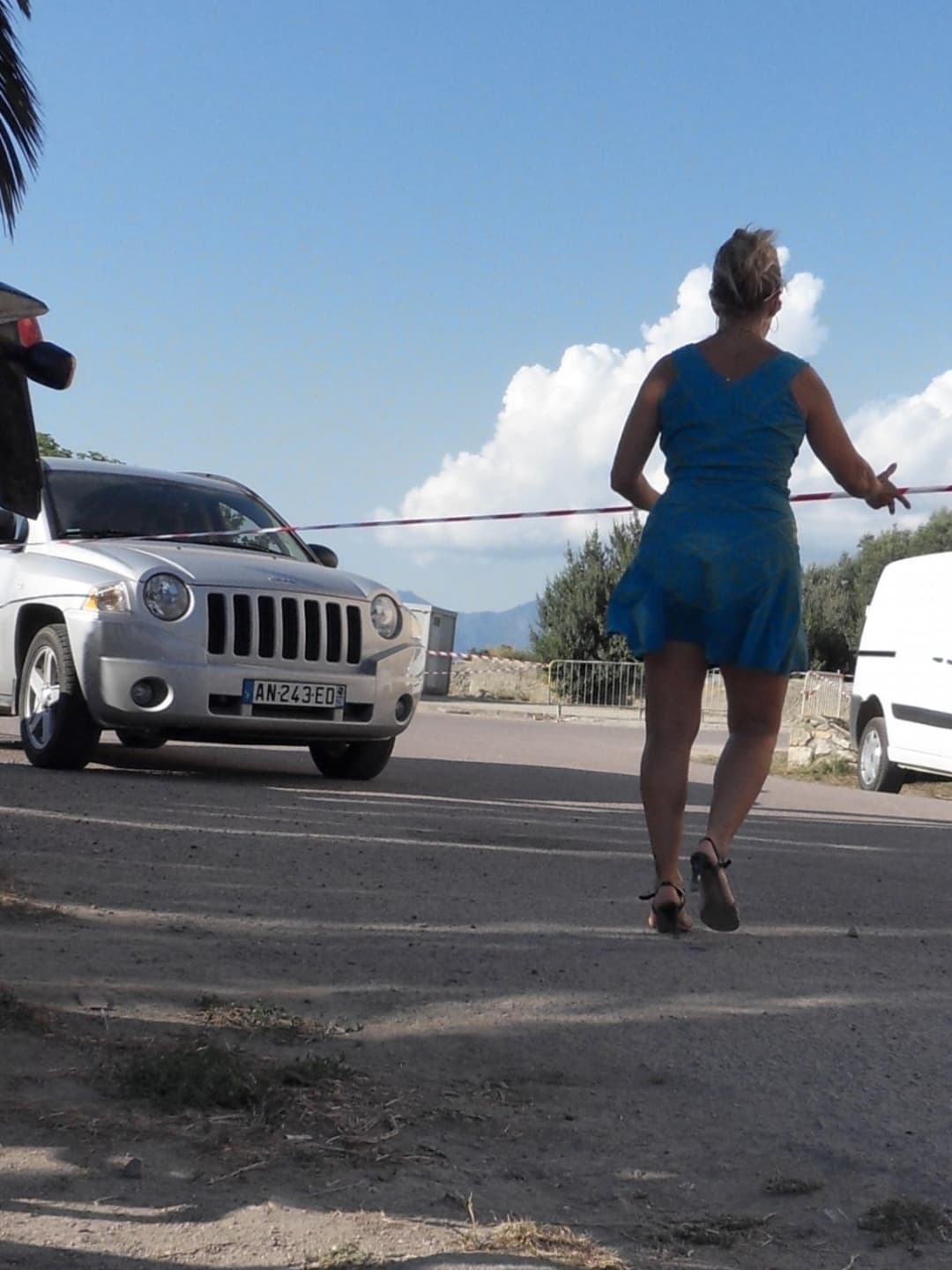 Lisa se promène sans culotte en Corse