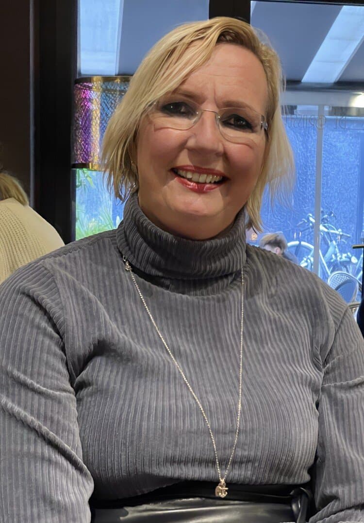 Highheels hotwife Jenna cums dildoing