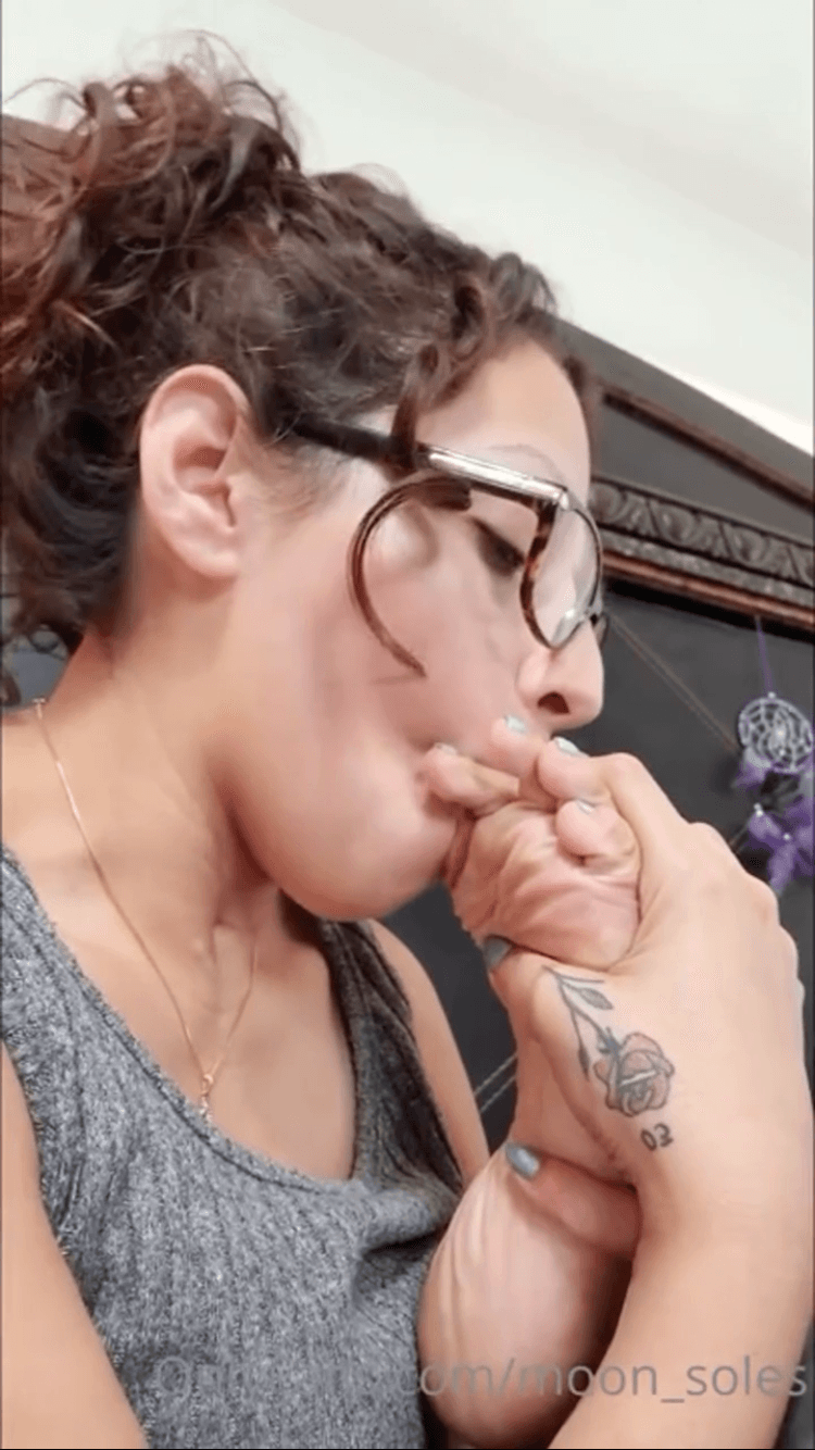 Self worship/Self foot worship. MILF licking her own wrinkly soles (re-upload)