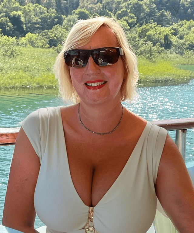 Dildoing Dutch cumming babe