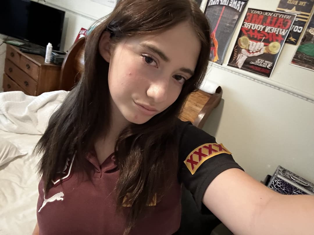 18 she plays with my dick real good she slurp it and made me cum all over her mouth