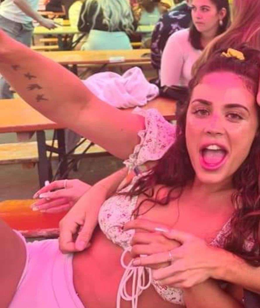 Anyone know or done anything with this uk surrey slut dm me on kik uklondon28 and tell me