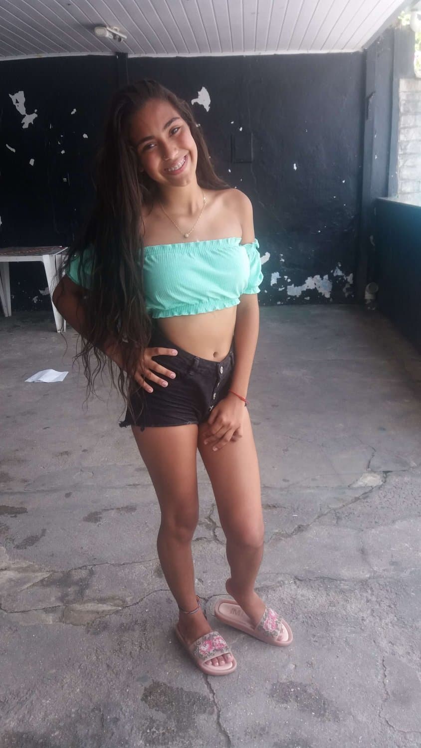 Baixa renda Bia magrinha com o namorado sendo chupada