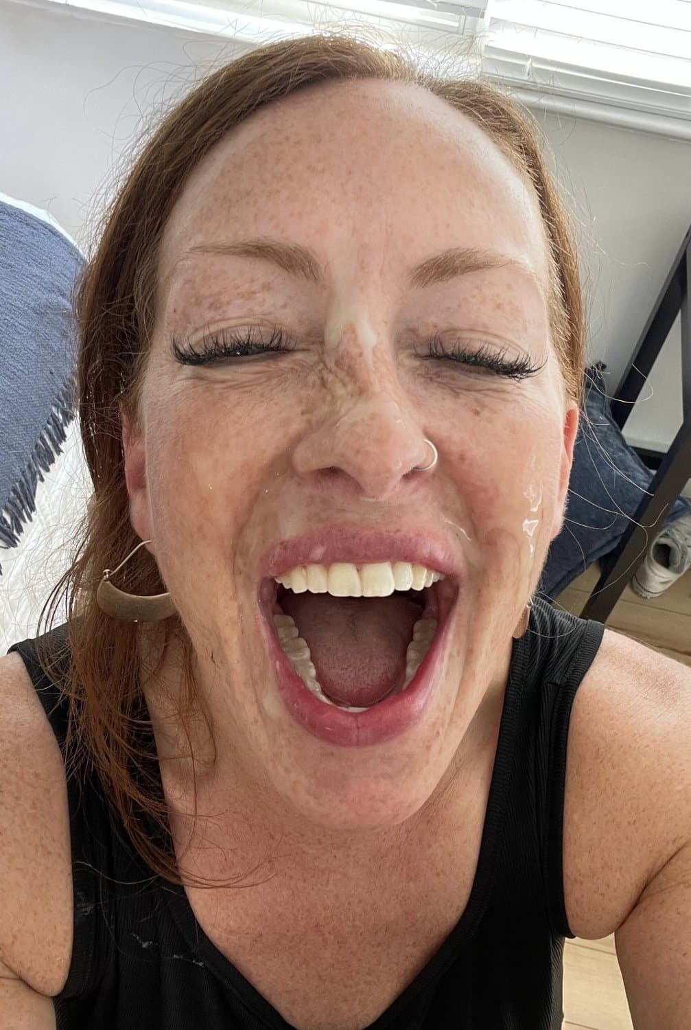 Ginger MILF with amazing soles