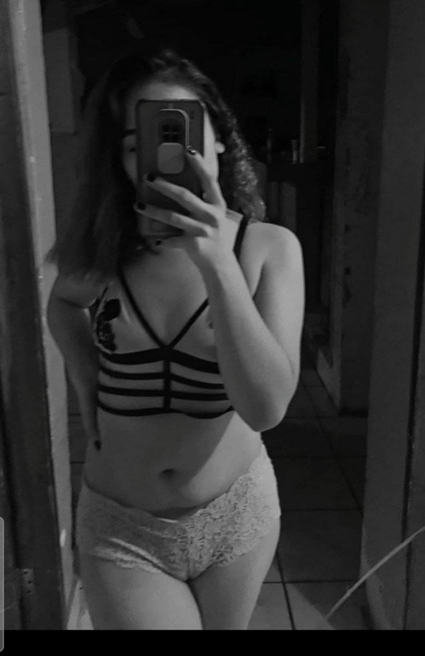 Putita del D1, te la el culito con un par de tragos y si tienes feria, se deja coger donde quieras