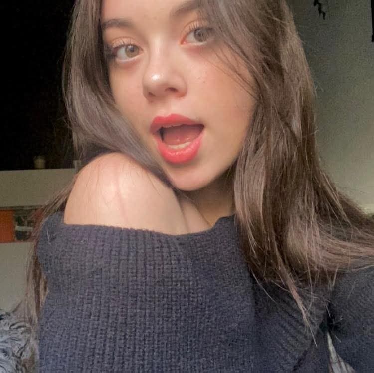 Ma soeur de 21 ans elle est trop belle régalez vous les gars