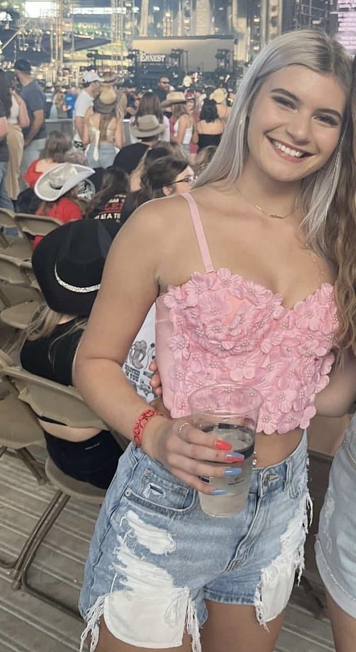 Hometown blonde knows how to shake her booty