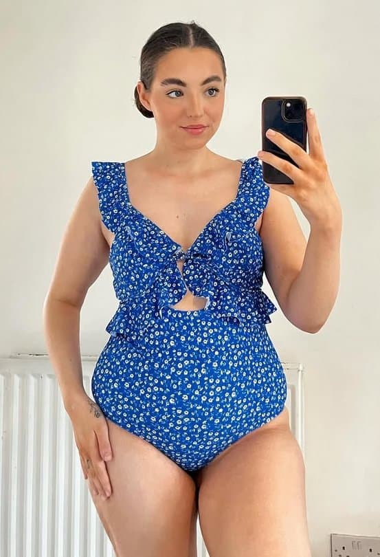 British influencer Rachel showing off her mum bod in lingerie and swimwear