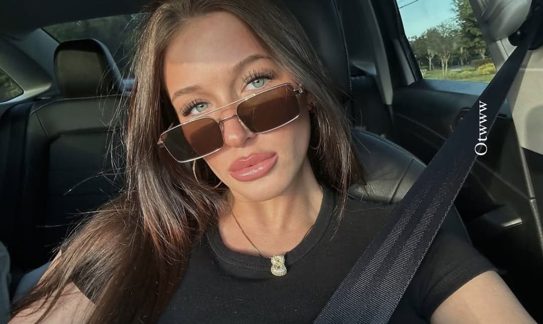 Smoking hot sorority bimbo babe is STACKED