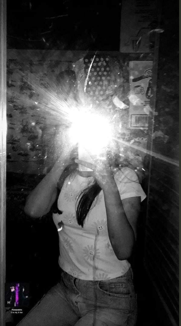 Morrita pendeja colegiala que le gusta ser exhibida y es adicta a tragar semen