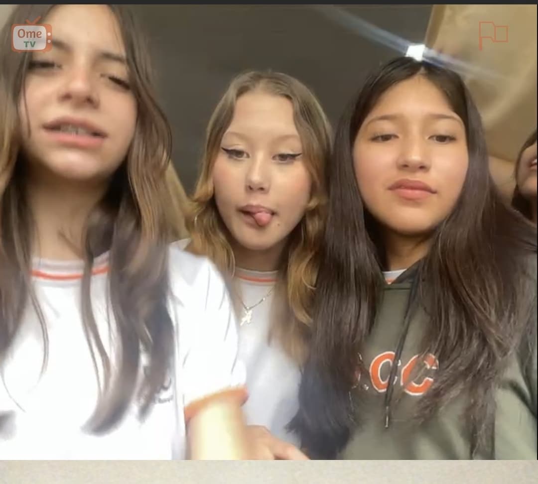 Colegialas mironas de OmeTV
