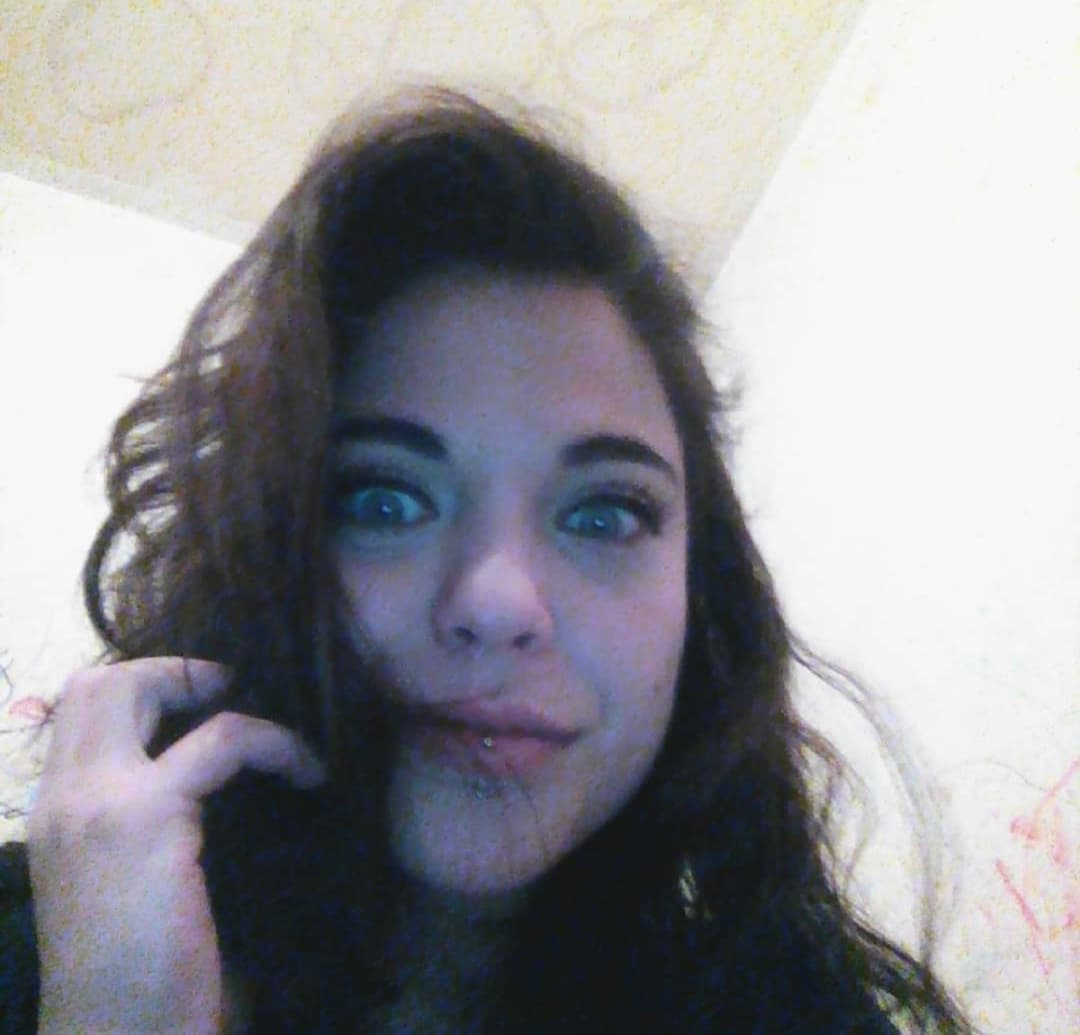 Madre ninfomana de ojos azules prefiere coger con vergon que atender a su bendi mientras chinga