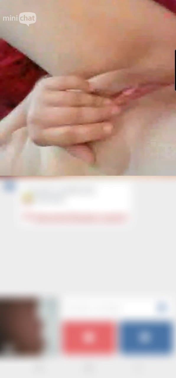 Garota de exposição se divertindo na Ome TV. Ele enfia os dedos, vídeo completo em grupo.