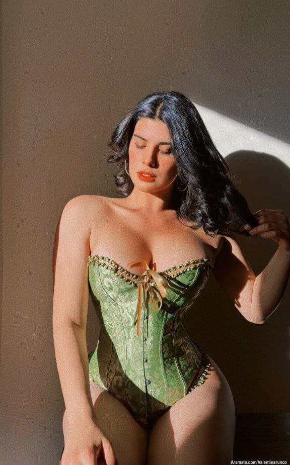 Click to view full size Valentina runco perra culona de grandes tetas