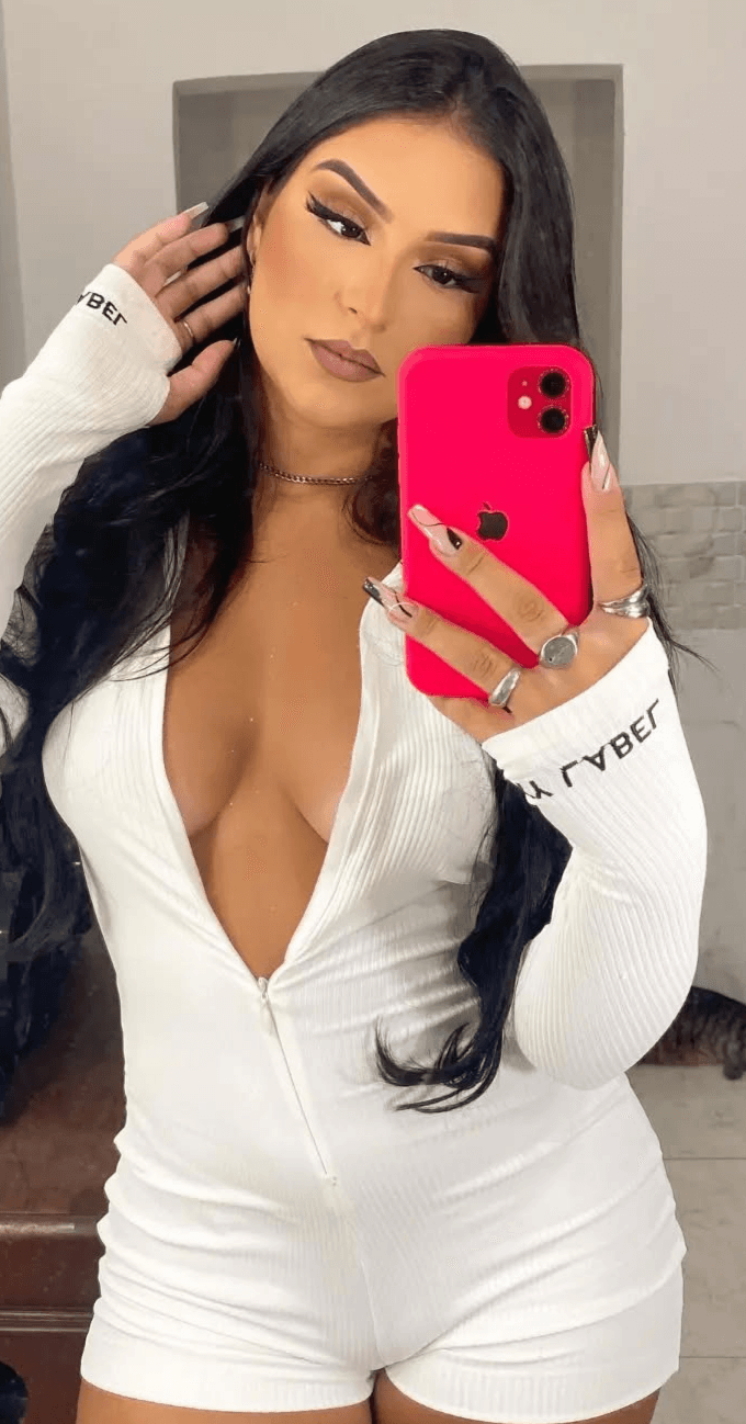 Click to view full size A delicia da G@b10II. Ela parou com essas roupas chamativas e divulgações de lojas de lingeries.