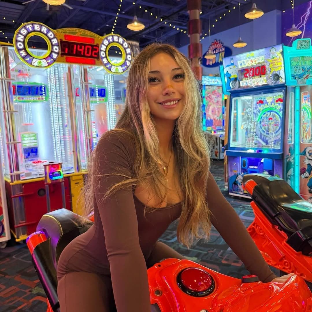 Baddie leaked with fat juciy ass showering