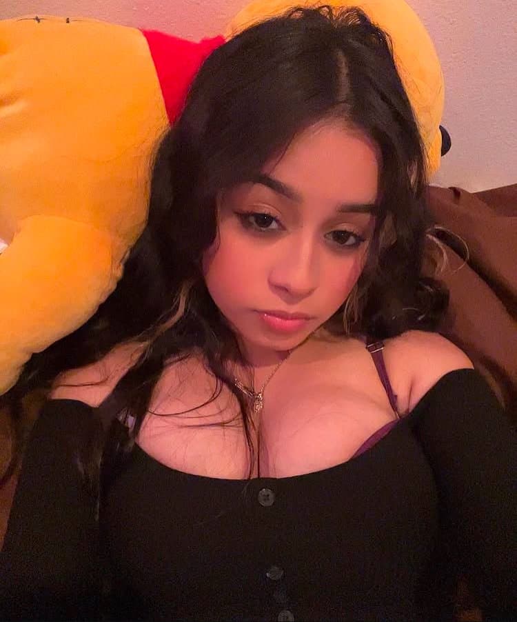 Click to view full size SEDUCTIVE LATINA