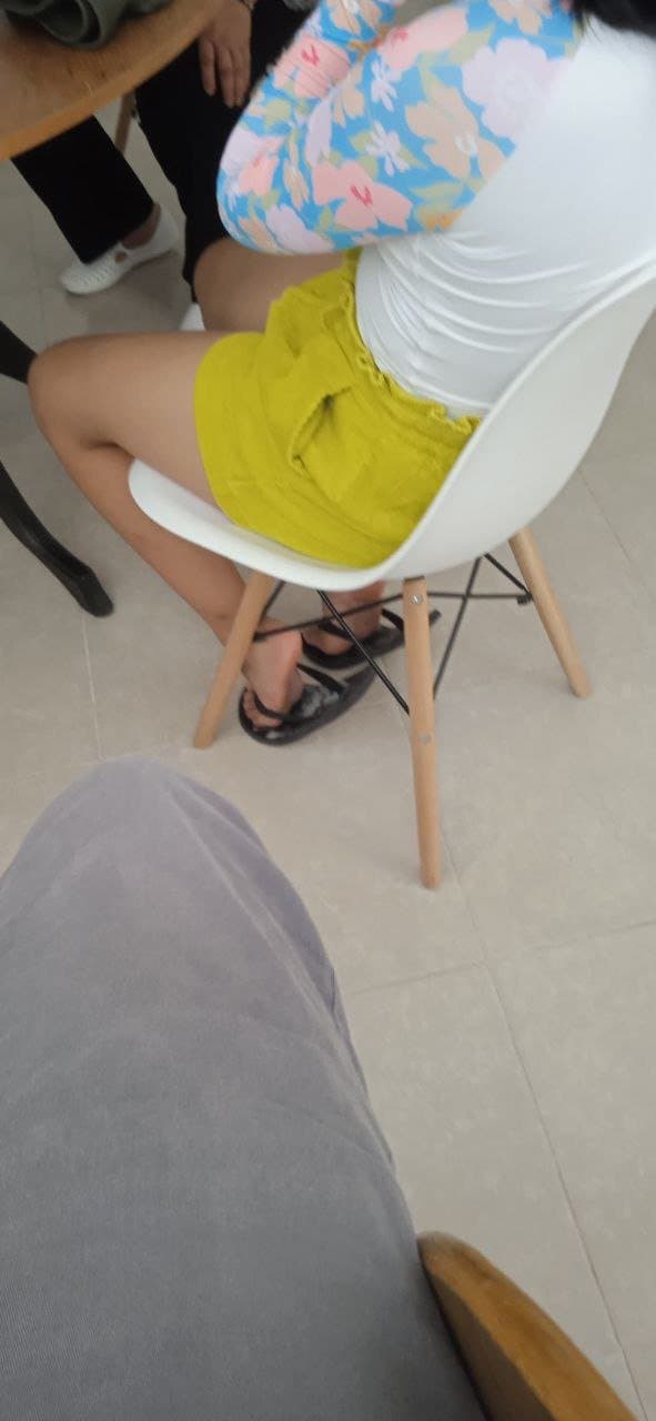 La perra traga leche de mi prima.  Masturbandome en sus pies.