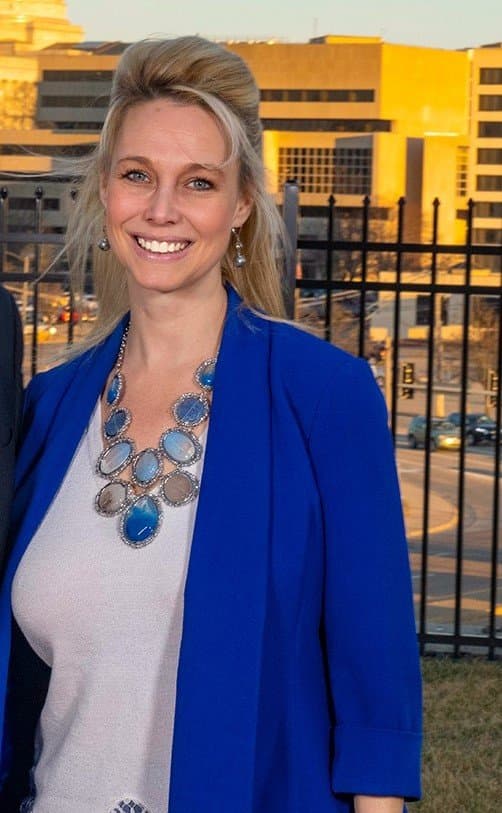 Cast your vote for the best tits at Mardi Gras from this busty j u d g e!