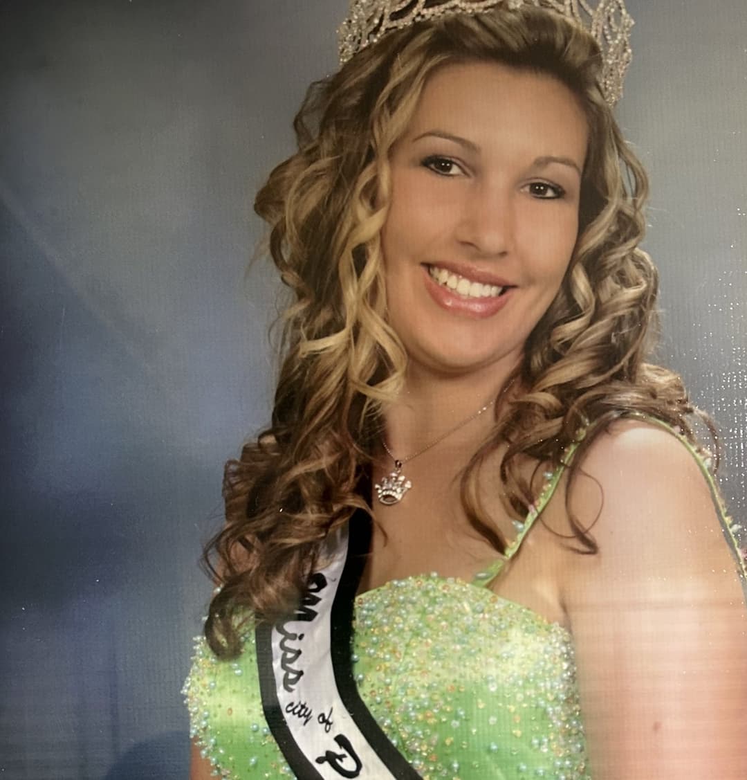 What school did she cheer for? Trying to figure it out. Sexy slut. Also a local pageant queen. Name?