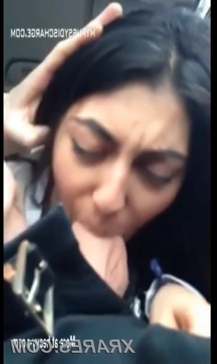 Desi GF gives Reluctant Blow Job In A Car