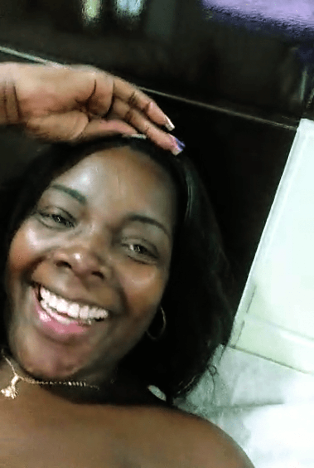 MORENA DE DOMINICANA BIEN CALIENTE ENCIMA DE LA VERGA