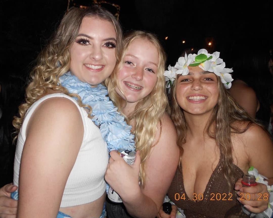 “Daisyyyraeee” scams by advertising premium but doesn’t sell anything