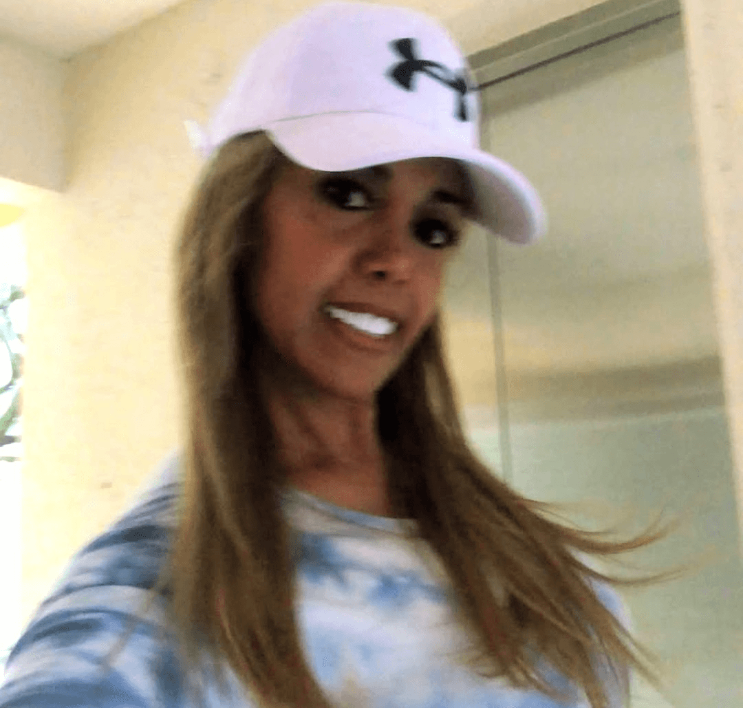 LES PRESENTO A MI TIA ESTA RIQUÍSIMA VIVE EN COLOMBIA EN OCASIONES TENGO SEXO CON ELLA MAMA RICO