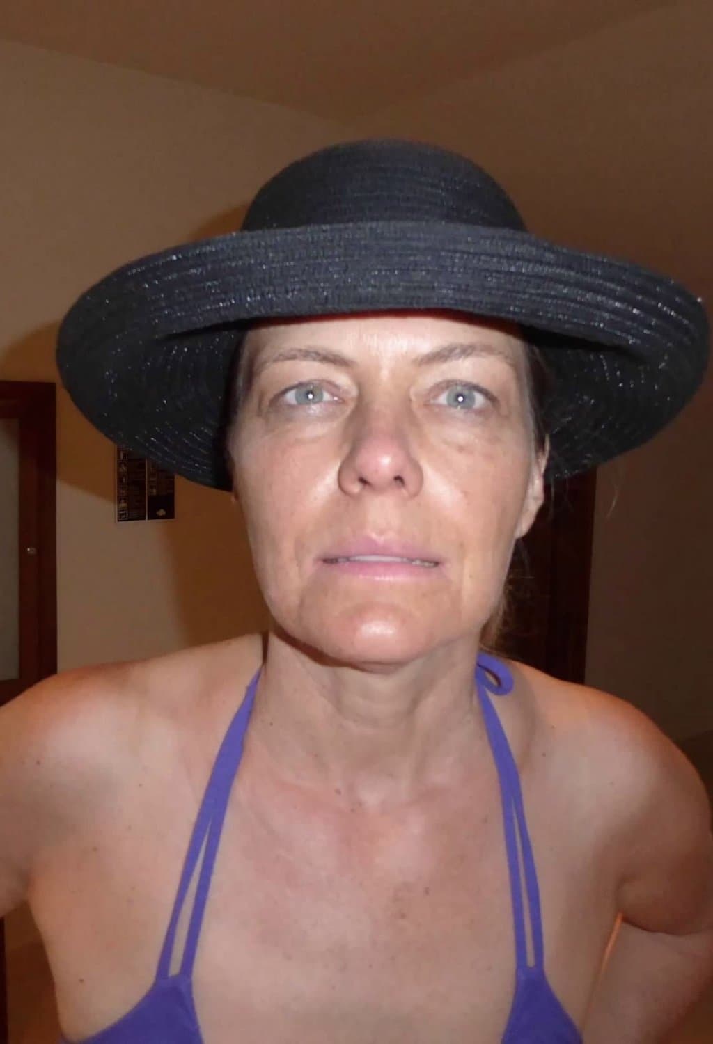 Exhibitionist Wife Wants Hotel Staff to See her Nude