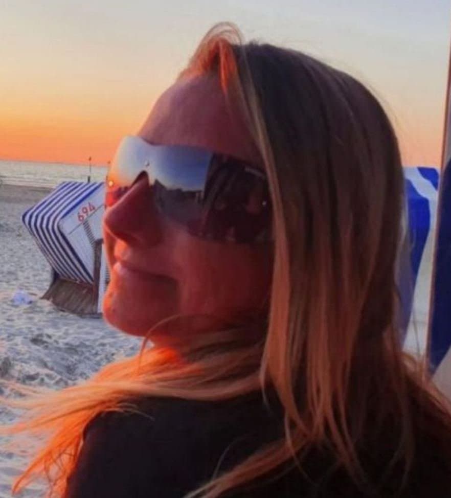 Click to view full size Doris die brave Lehrerin ??? und Jenny, die Domina