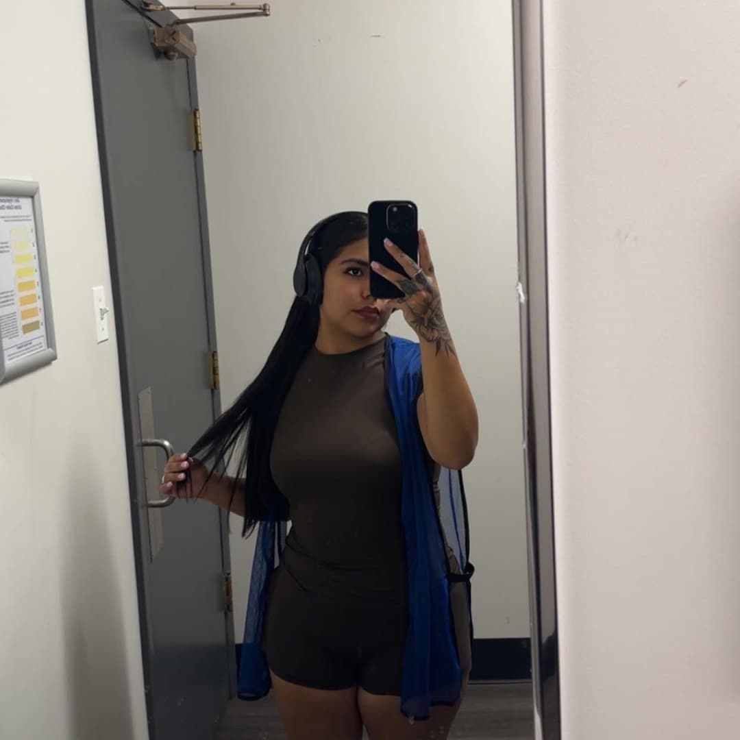 She used to fuck for weed lol 23 year old slut is a single mom from Chicago. I miss her footjobs