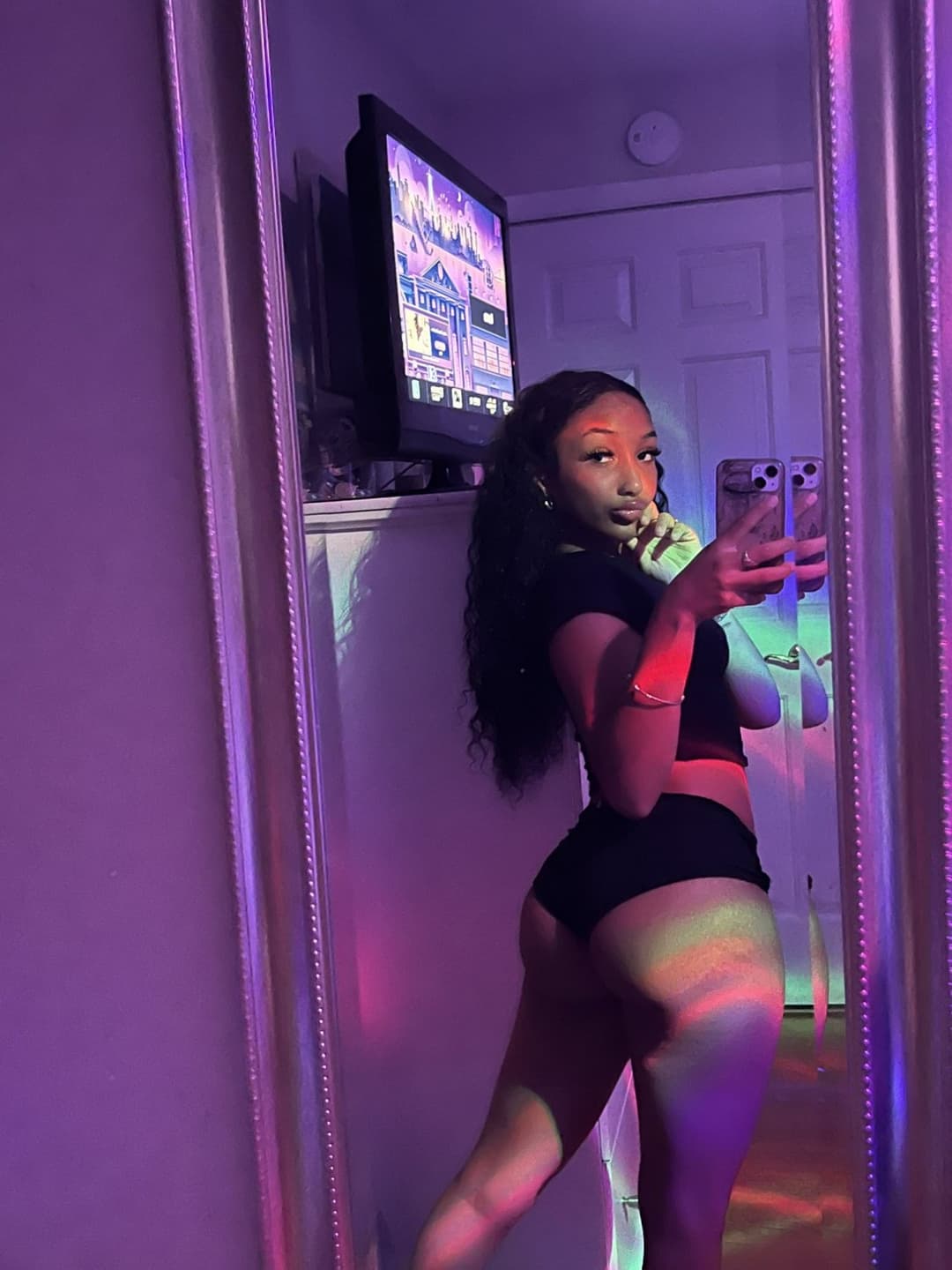 ?? She so damn sexy!!!